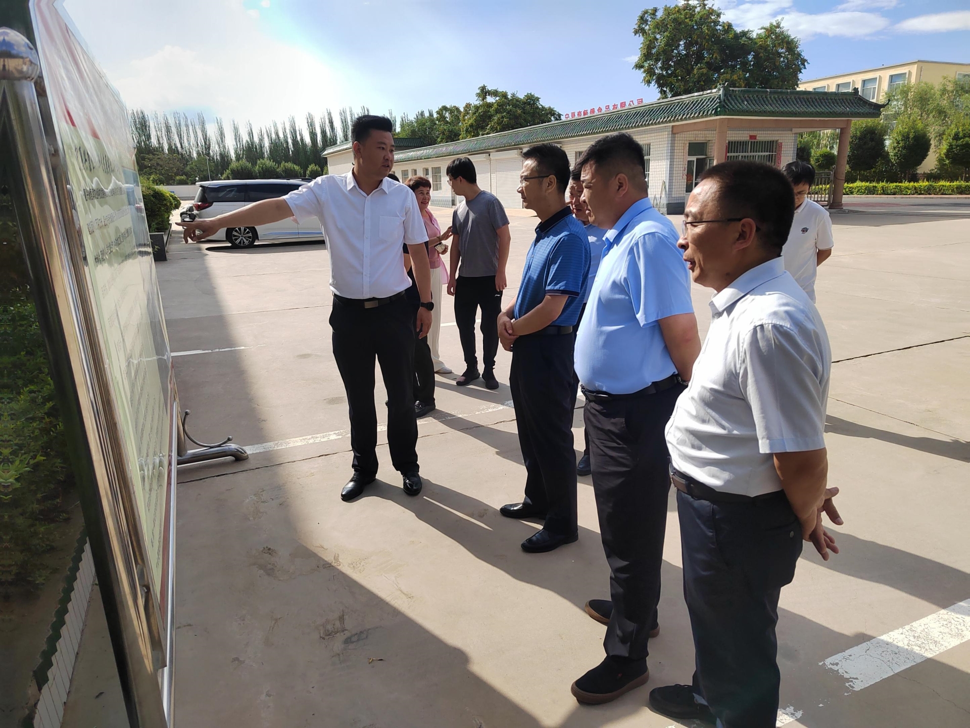 石嘴山市市委常委、政府副市長(zhǎng)孫鋒彪蒞臨寧夏興康恒潤(rùn)農(nóng)業(yè)科技發(fā)展有限公司調(diào)研